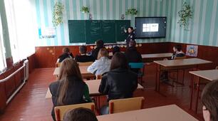 Зустріч учнів 8-9 класів на тему "Відповідальність підлітків за порушення законодавства"  із представником поліції