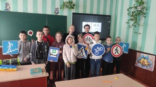 Профілактично-просвітницька бесіда на тему "Безпечна дорога до школи" із представником поліції 