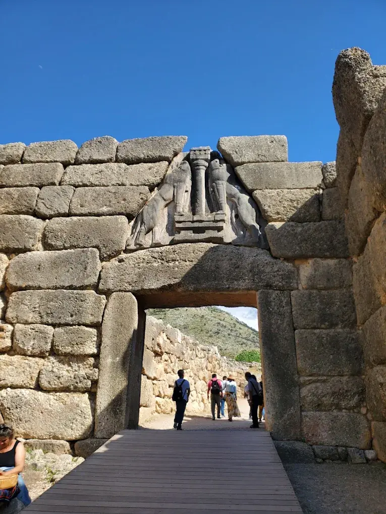 На цій фотографії – Lion Gate of Mycenae