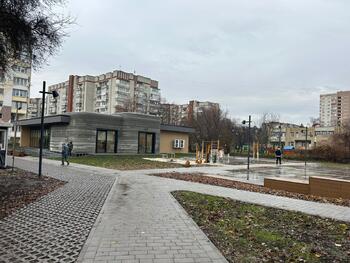 На зображенні може бути: трава та вулиця