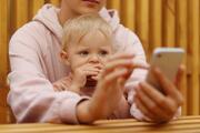 Гаджети погіршують здатність малих дітей розмовляти