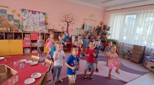 «Презентація на тему: «Реалізація ігрових технологій у режимі дня дошкільника» (досвід роботи з фотозвітами)"
