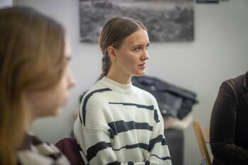 На зображенні може бути: одна або кілька осіб та люди навчаються