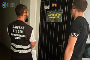 На зображенні може бути: одна або кілька осіб та текст «СЛУЖБА БЕЗПЕКИ Б УКРАННИ виськовий АДВОКАТ СЛДЧИЙ ВДДИЛ YoY УУВРВНЕНСЬКЙ R B РИВНЕНСЬКЙ ОБЛАСТИ Сбу СБУ»
