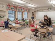 Швеція переглядає підхід до цифровізації освіти: більше книжок і письма від руки для молодших школярів