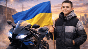 Пазл "Хлопець з прапором на мотоциклі" 50 елементів