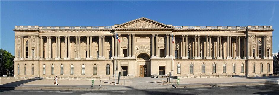 Файл: La colonnade du Louvre à Paris.jpg