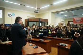На зображенні може бути: натовп та текст