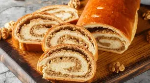 №21 Приготування  дріжджових рулетів з горіхами, корицею, родзинками, куліча (Краффін).
