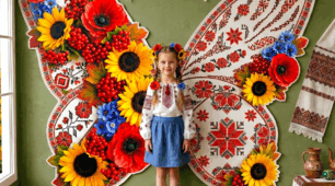 Крила метелика. Фотозона до Дня вишиванки.