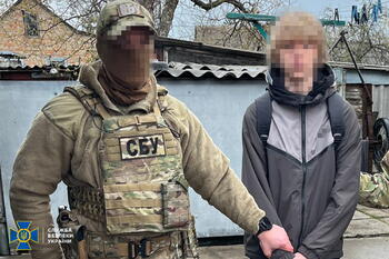 На зображенні може бути: текст «СБУ сл СЛУЖБ ЖБА беЗПЕкИ ЕКИ УКРАЙНИ»