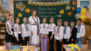 Розтяжка «З Днем знань» у патріотичному стилі (прапорці)